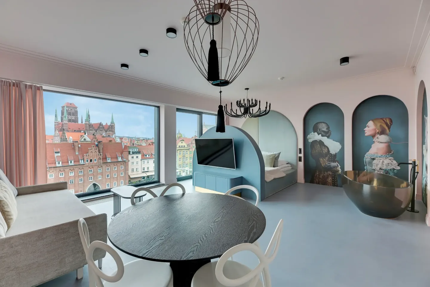 Wnętrze apartamentu w Deo Plaza z widokiem na zabudowę Gdańska