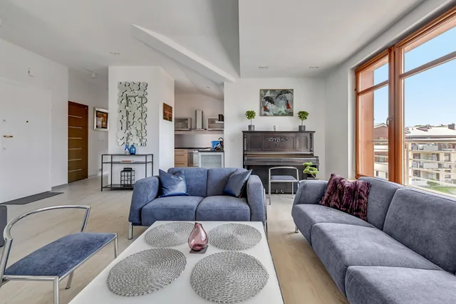 Salon i kuchnia apartamentu w Neptun Park obsługiwanego przez Grand