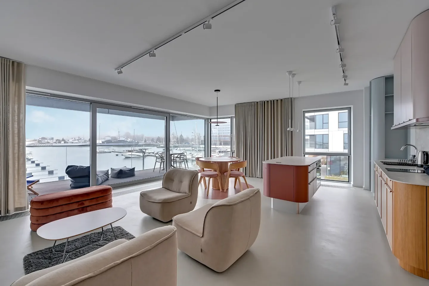 Salon apartamentu w Yacht Park z widokiem na marinę
