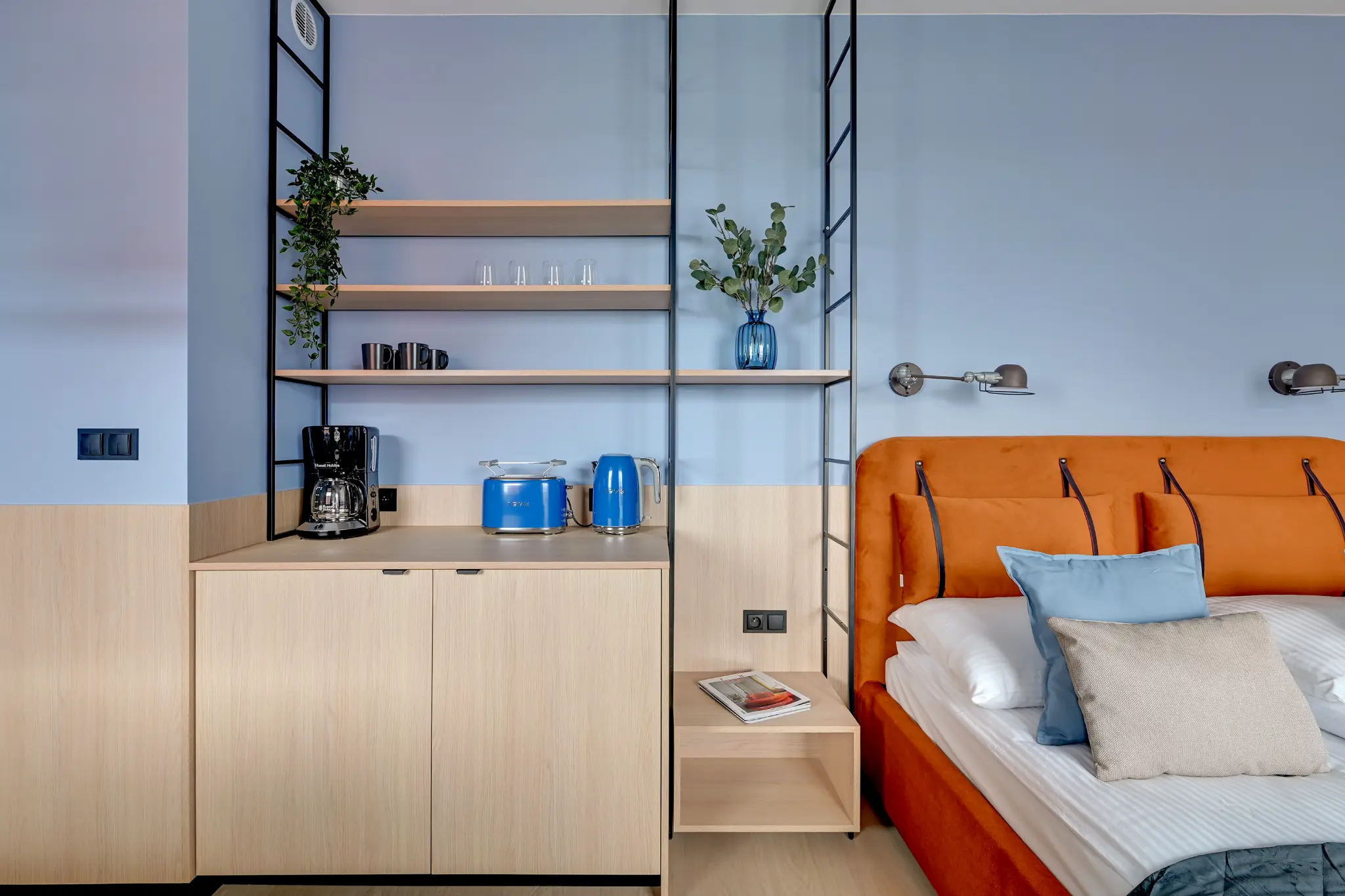 Kącik kawowy i część sypialna apartamentu w DOKI
