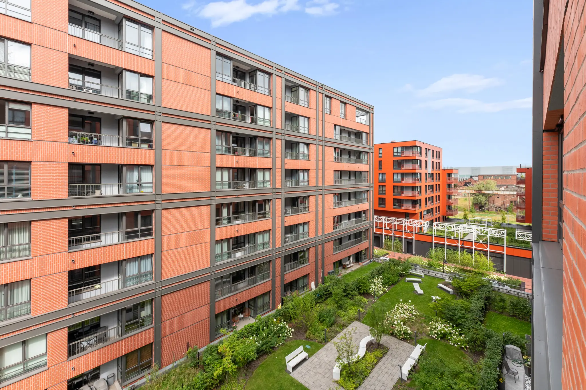 Ceglana zabudowa i patio DOKI Living