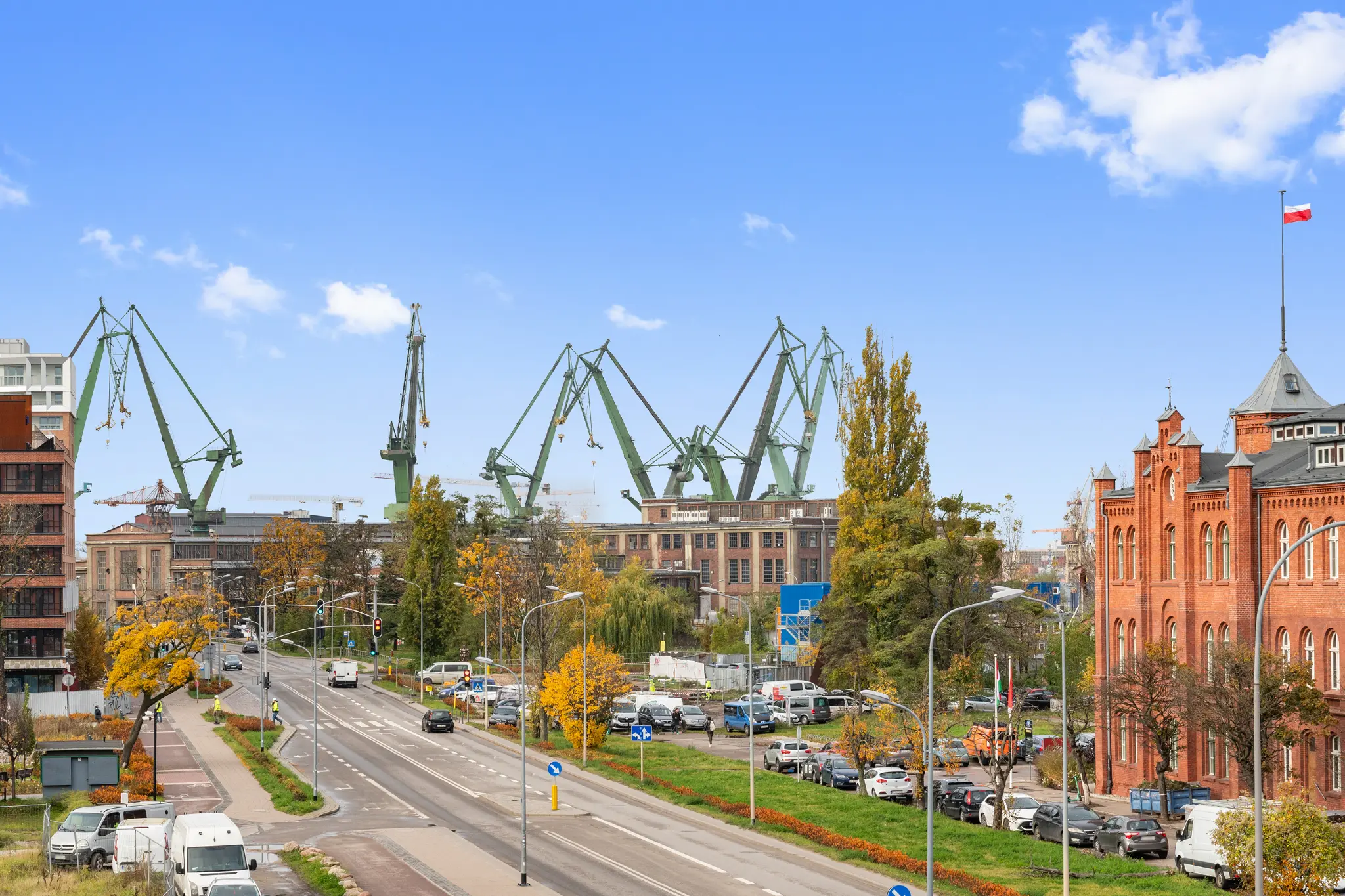Ulica przy DOKI i dźwigi stoczniowe w Gdańsku
