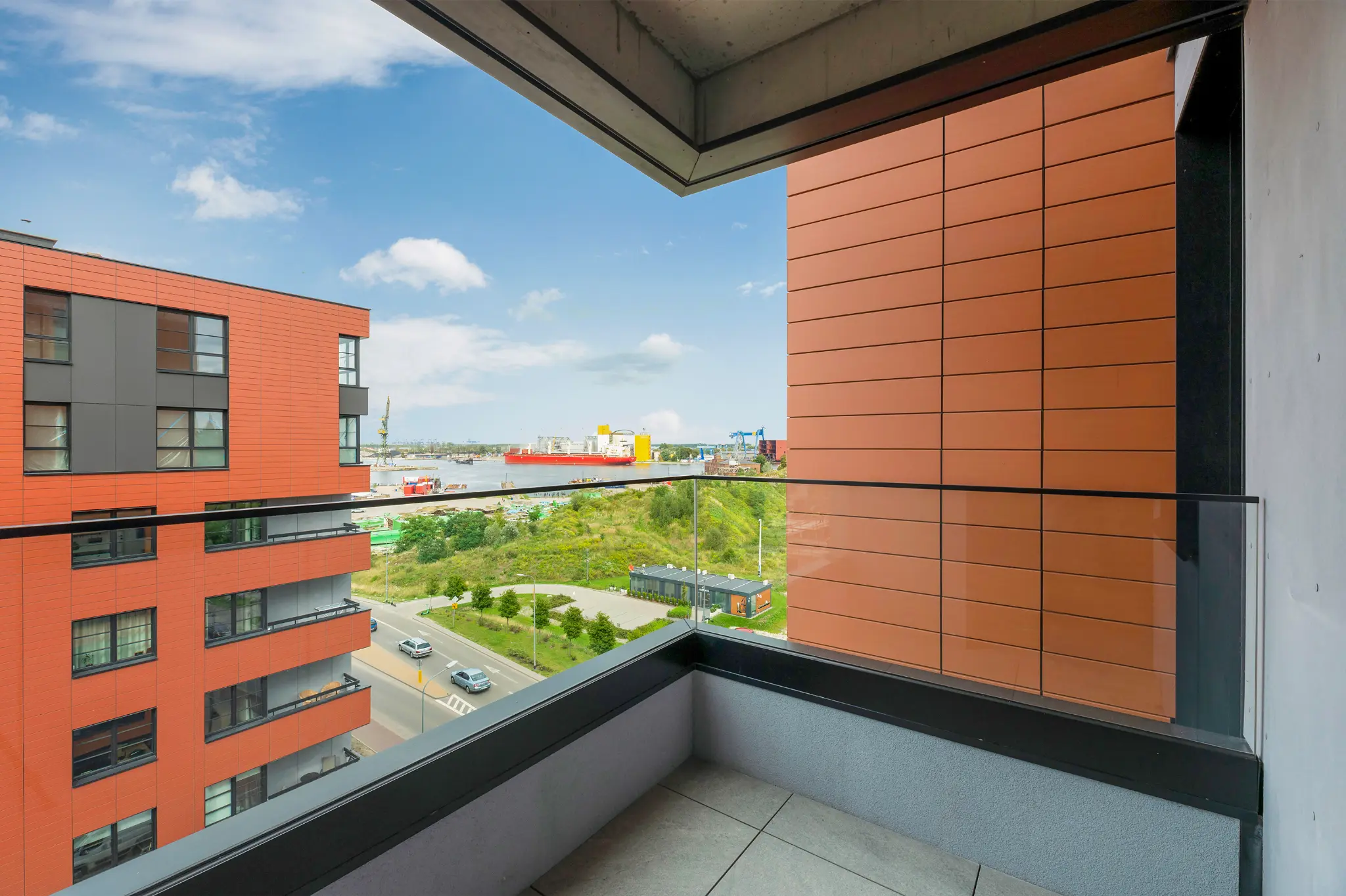 Balkon apartamentu DOKI z widokiem na tereny stoczniowe