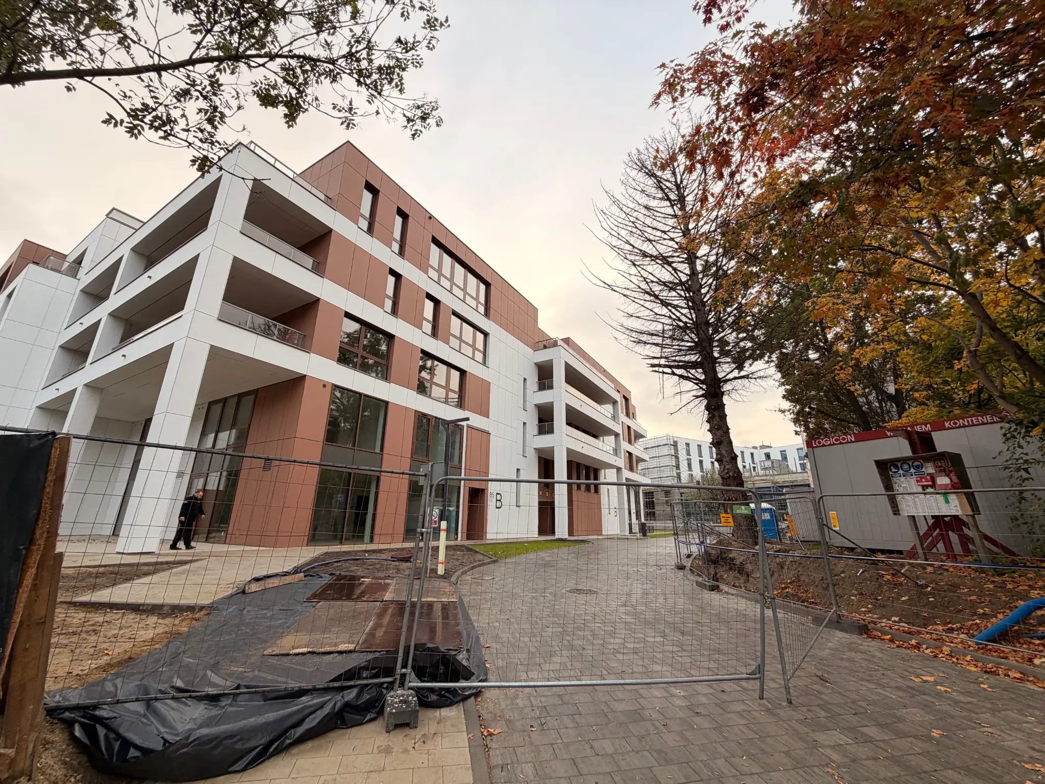 Haffnera Residence in Sopot — Gebäude mit Balkonen und Bauzaun während der Bauarbeiten