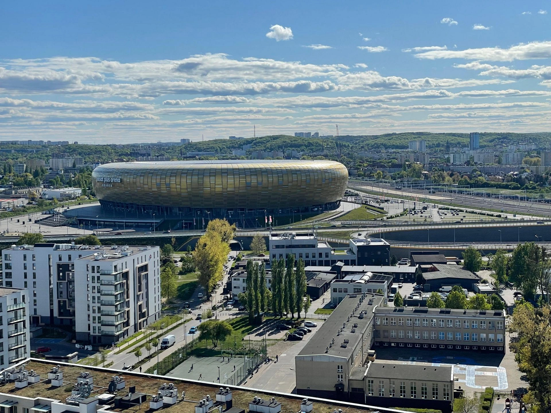 Widok z góry na stadion w Gdańsku i zabudowę Letnicy