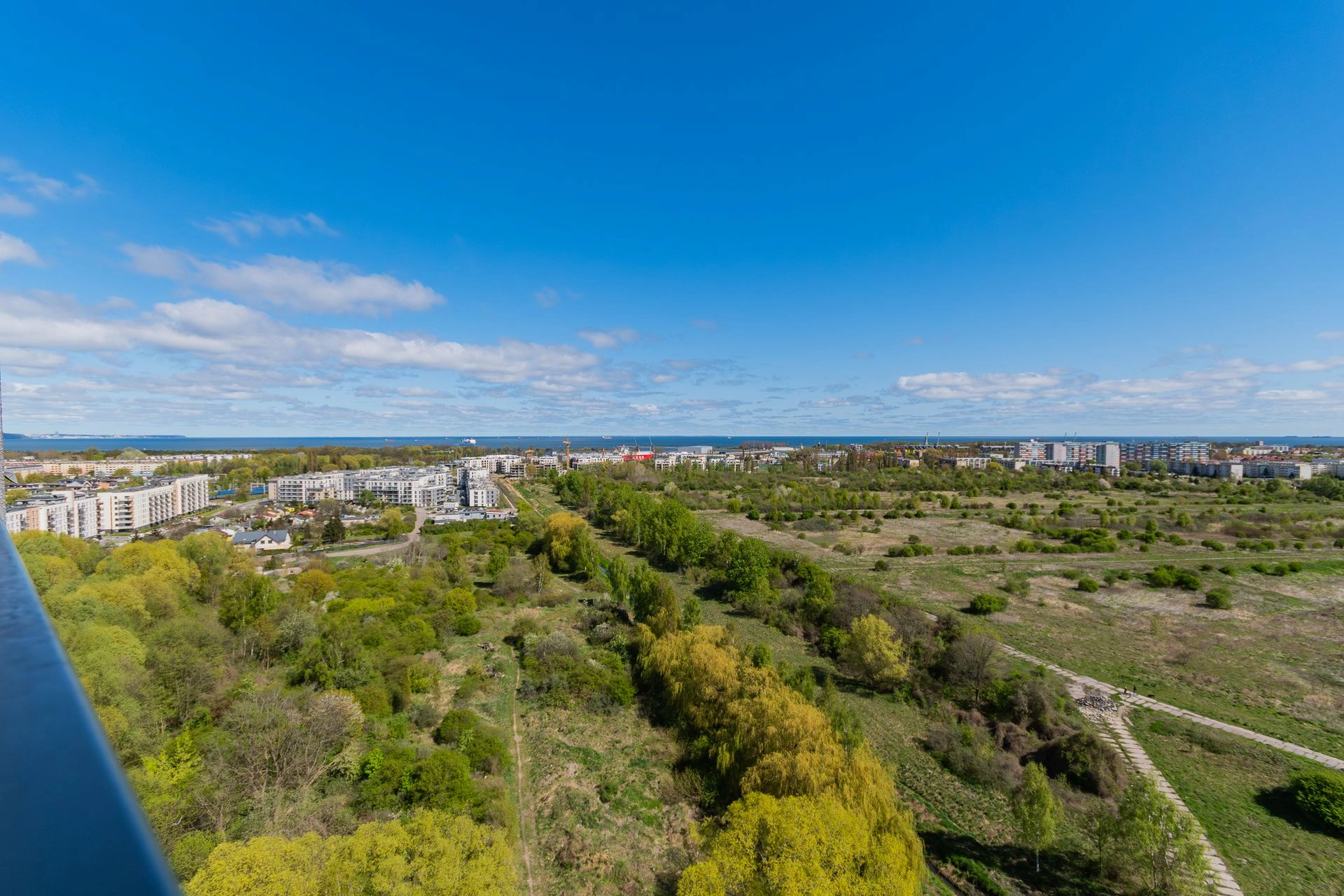 Panorama zieleni i zabudowy Gdańska z wysokiego piętra
