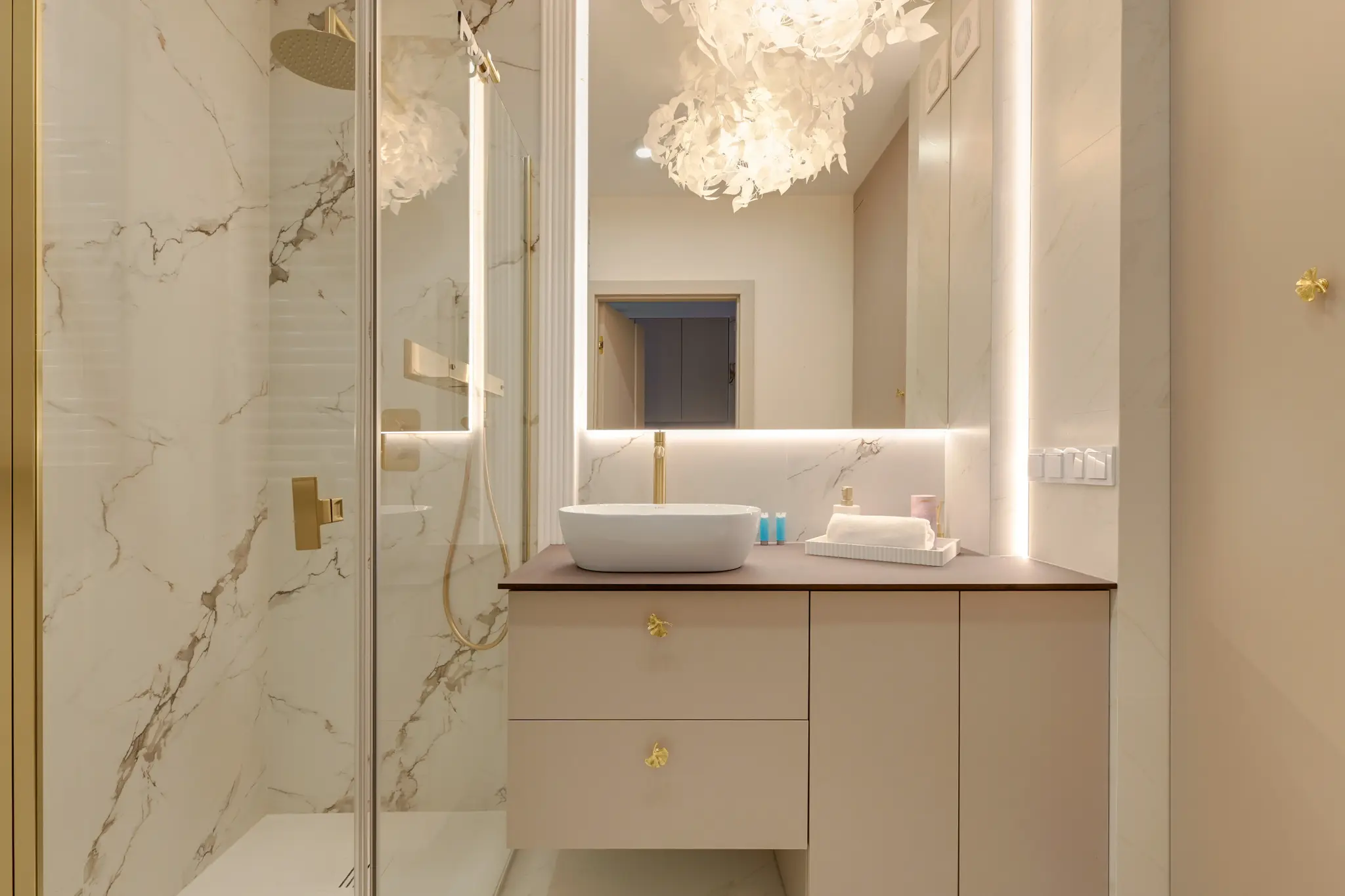 Bright bathroom with a mirror and shower enclosure in an apartment at Mostek