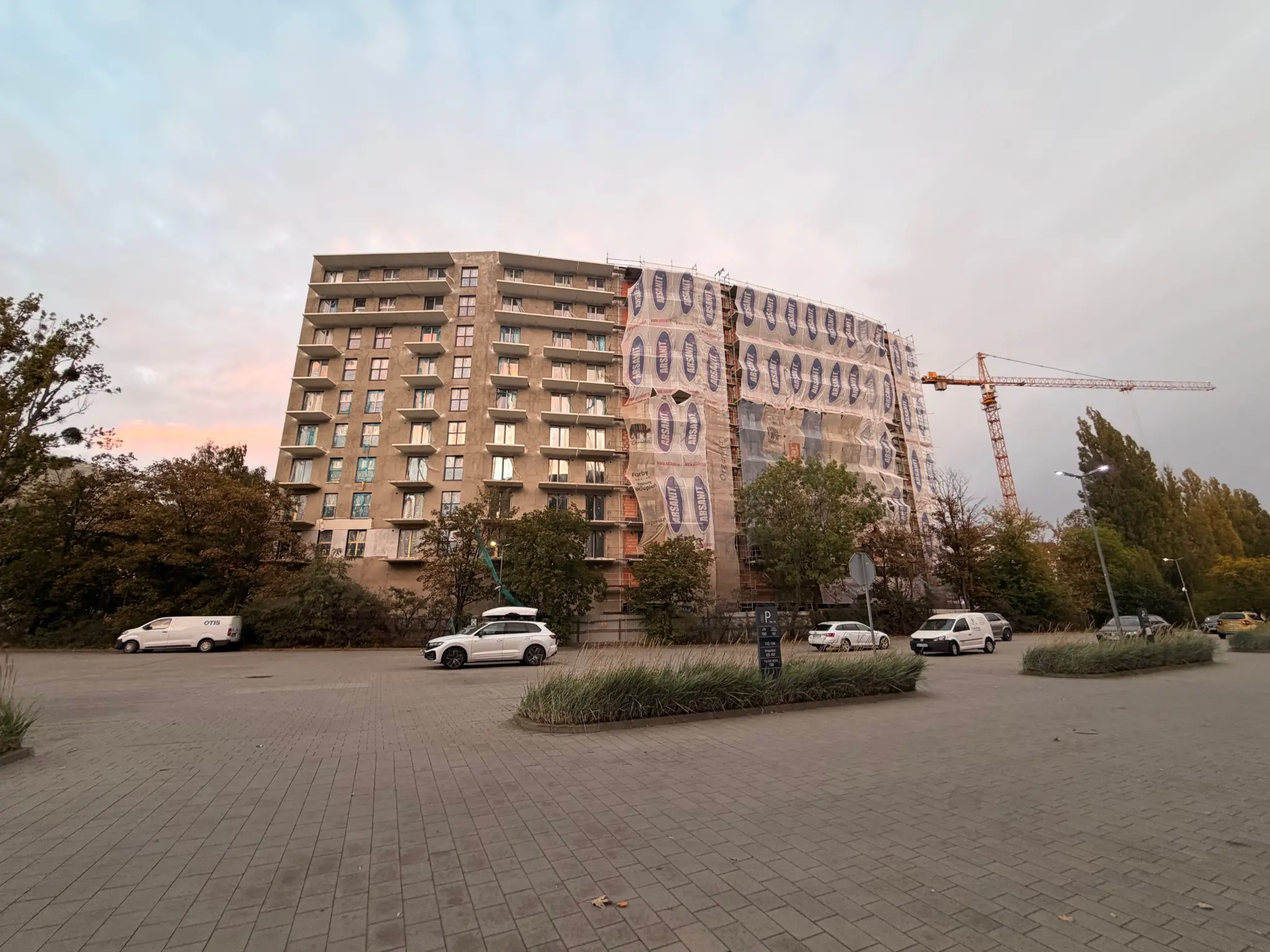 Murapol Stoczniova under construction in Gdańsk — building with balconies, scaffolding and a crane