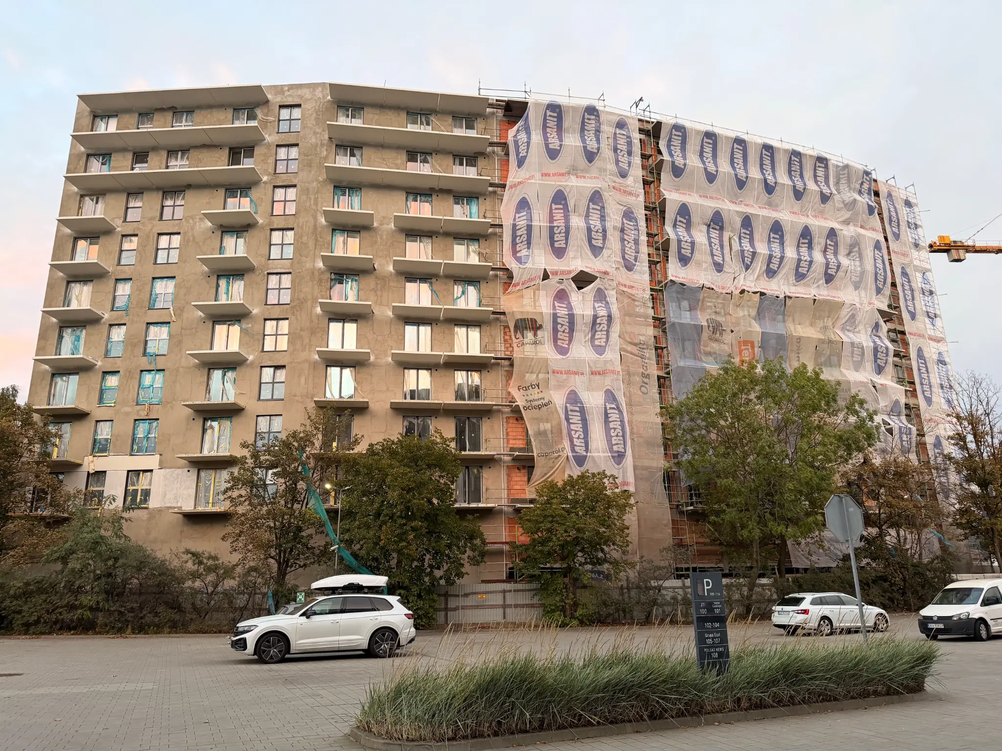 Facade and balconies of Murapol Stoczniova during construction work