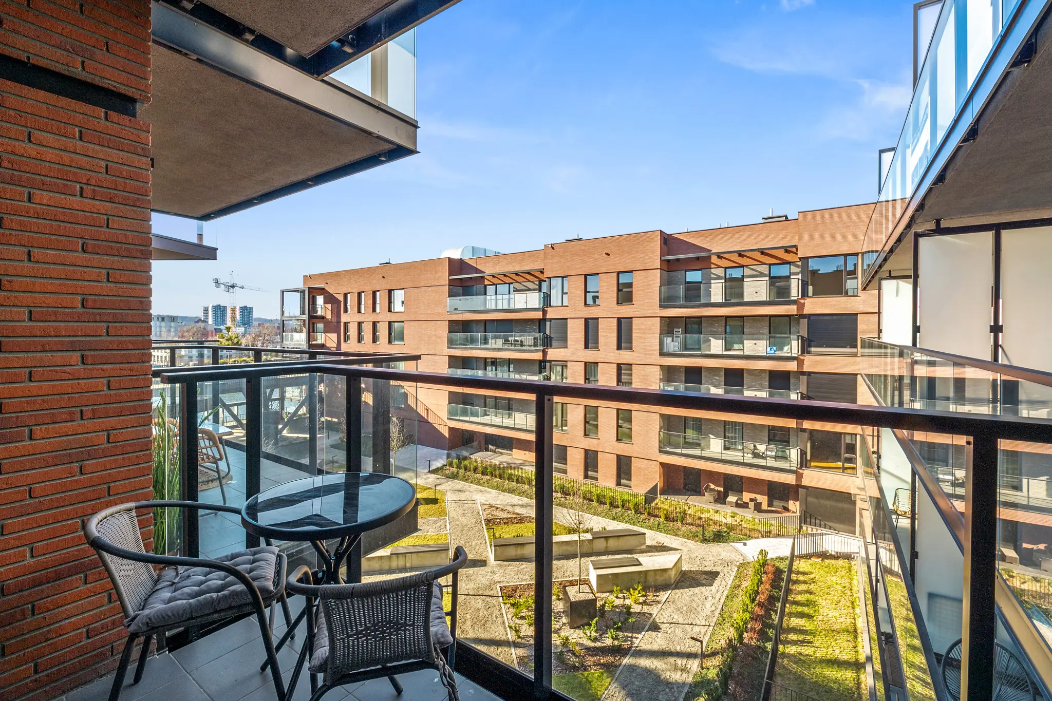 Balkon ze stolikiem i widokiem na dziedziniec — Nadmotławie, Gdańsk