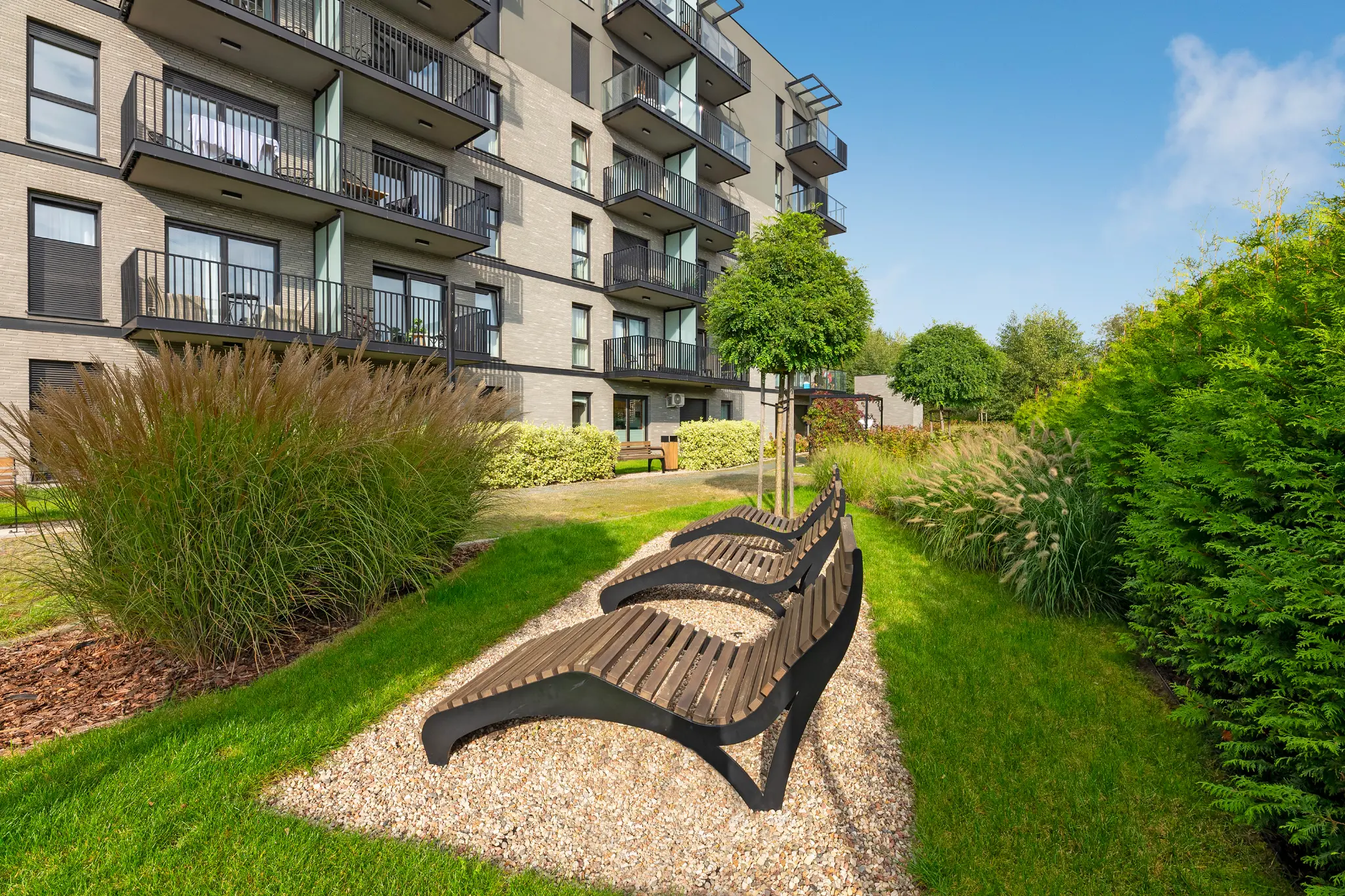 Ławki i zieleń przy apartamentach — Nadmotławie, Gdańsk