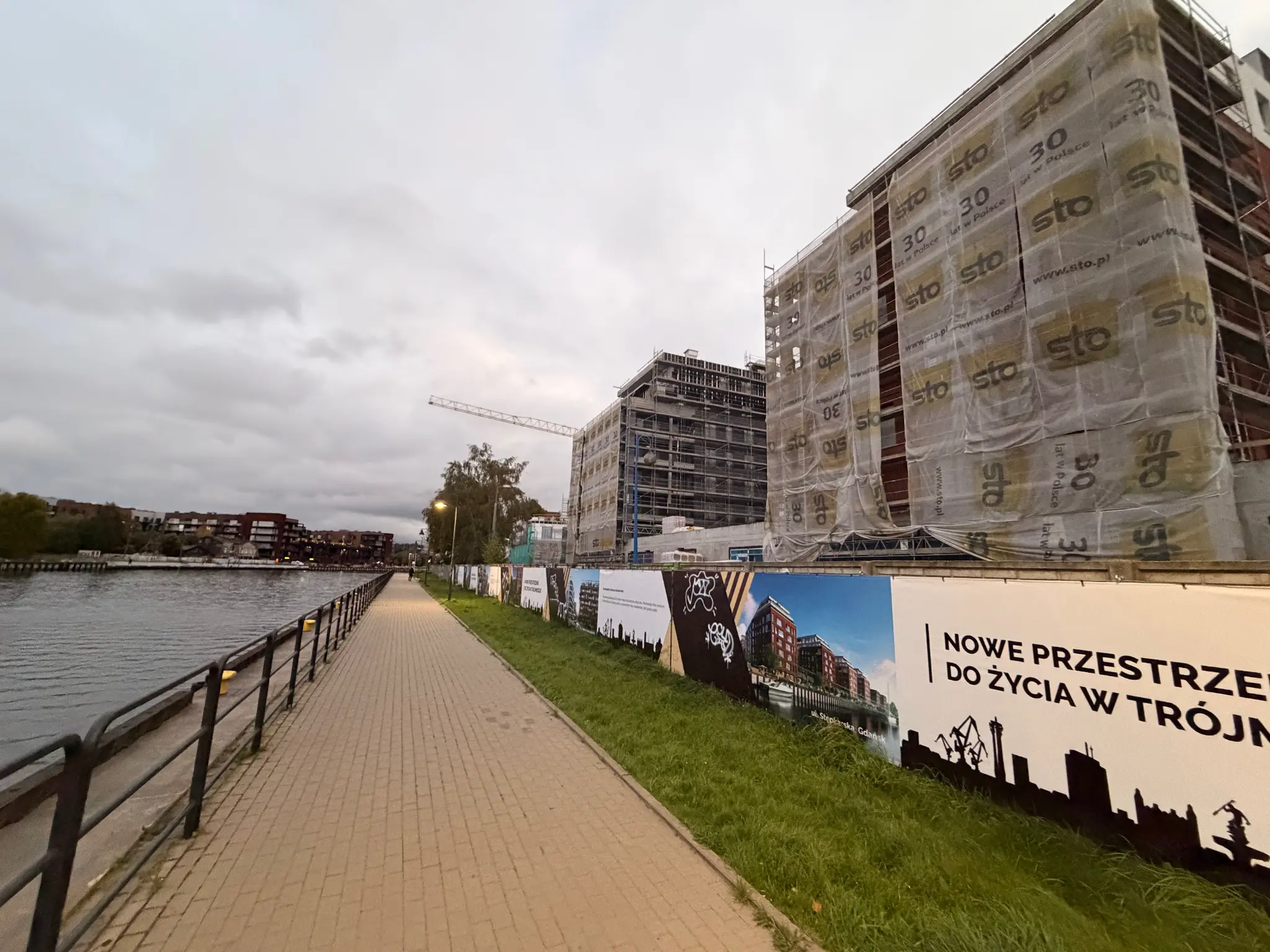 Nowa Wałowa ROBYG w budowie w Gdańsku — promenada nad Motławą i budynki w rusztowaniach