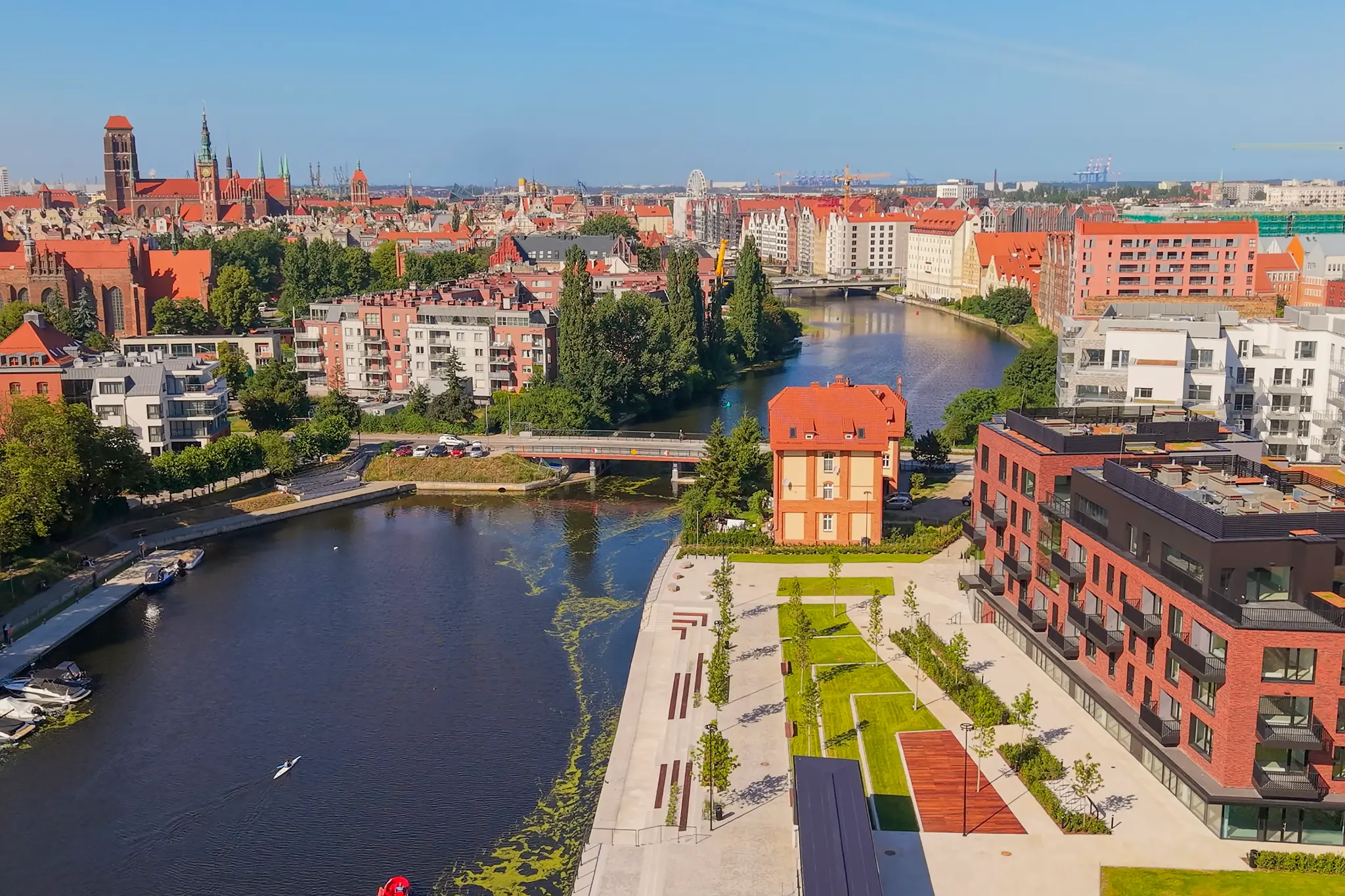 Panorama Gdańska ze Starą Motławą i nabrzeżem OFF Miasto po prawej stronie