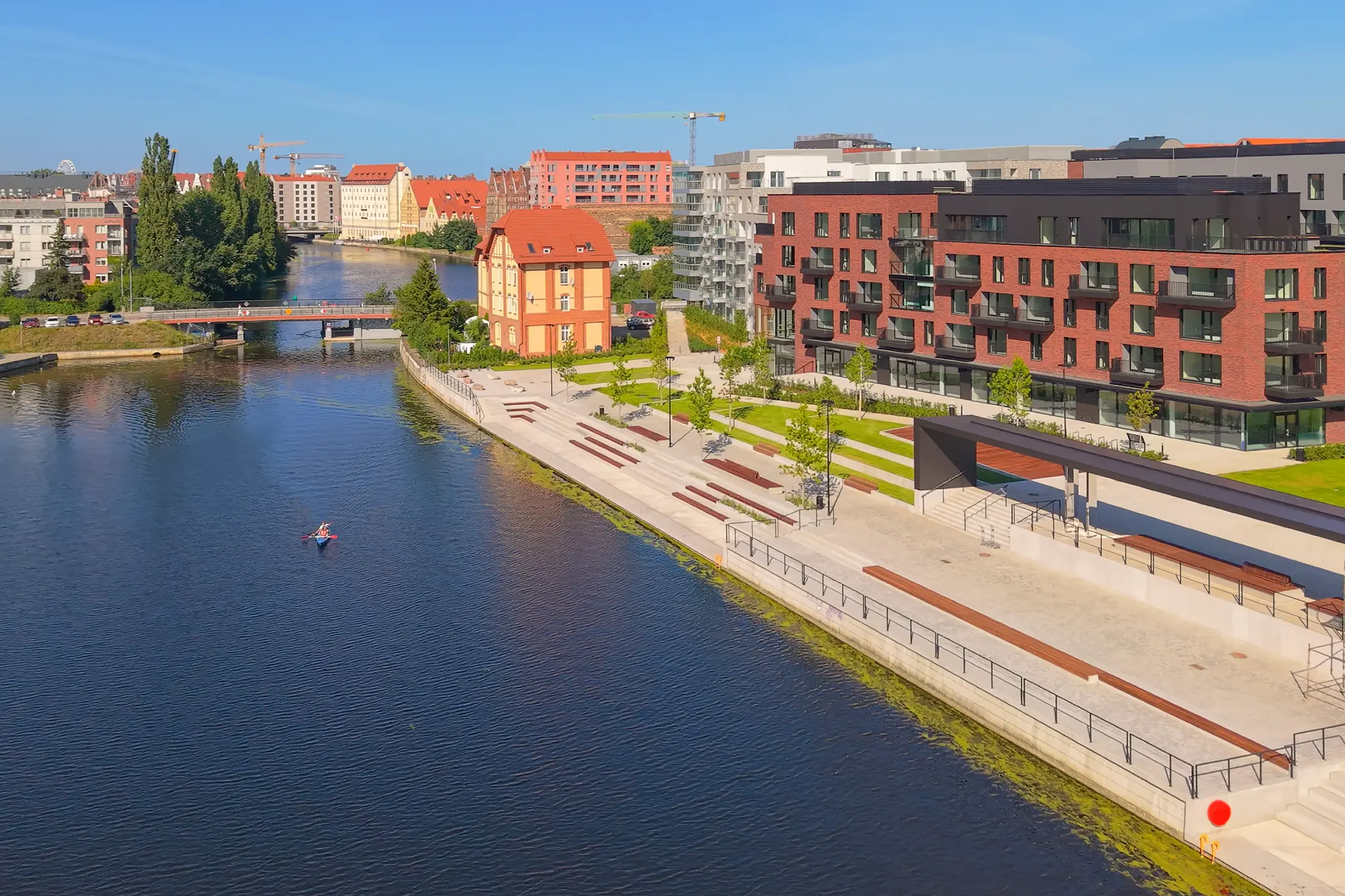 OFF Miasto nad Starą Motławą, bulwar ze schodami i zielenią oraz most w tle