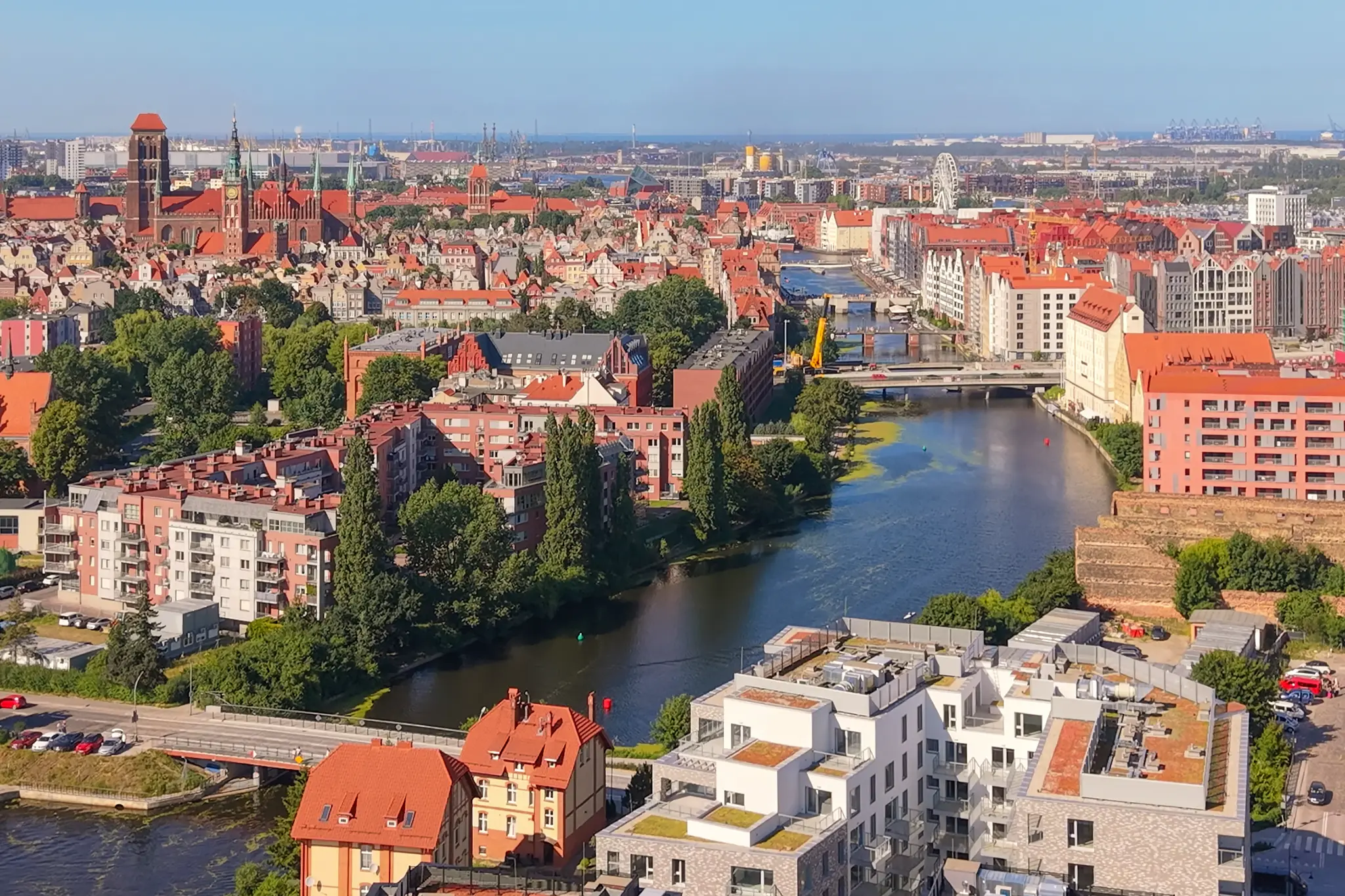 Panorama śródmieścia Gdańska i Starej Motławy z zabudową OFF Miasto na pierwszym planie