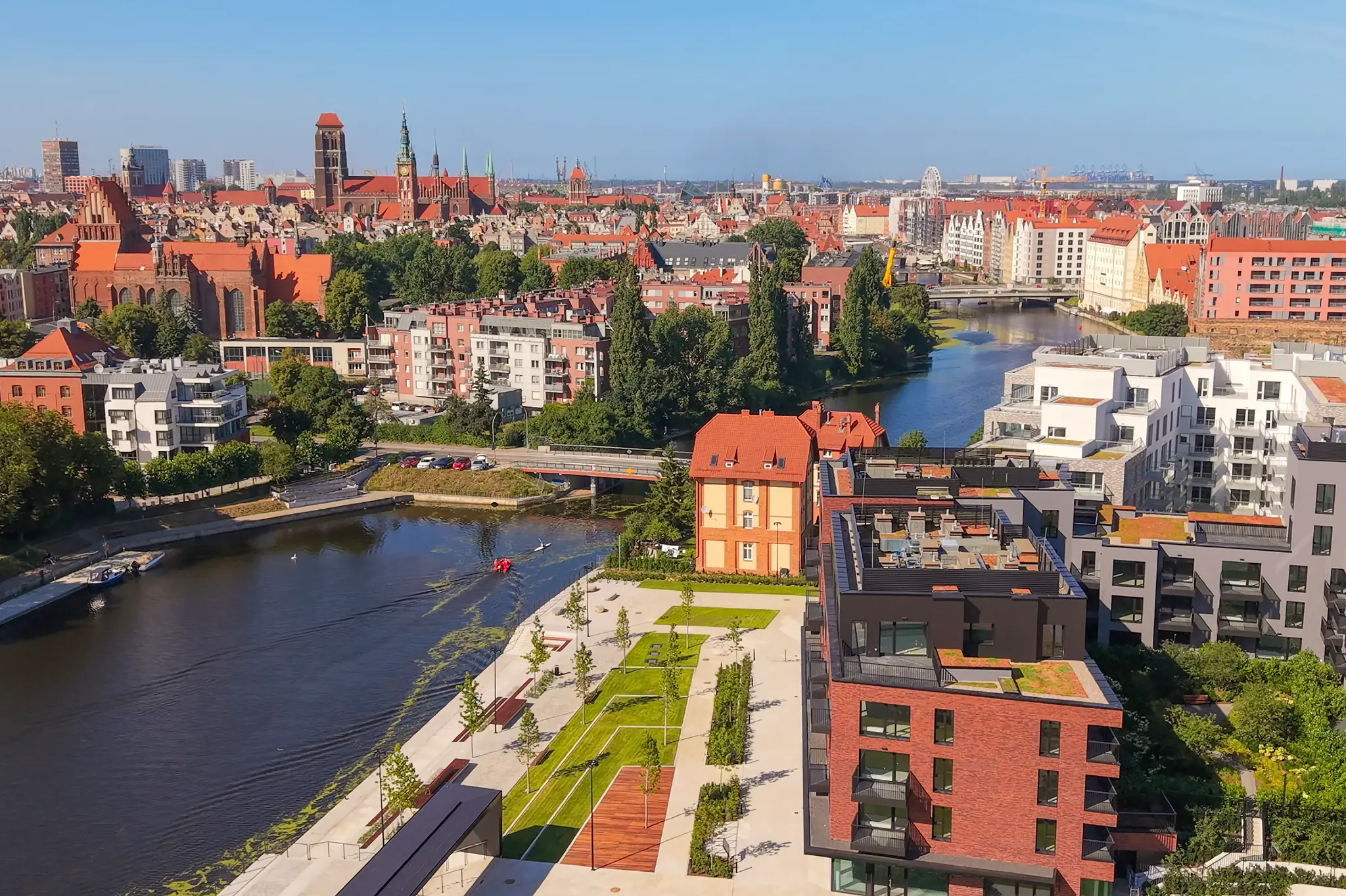 OFF Miasto i bulwar nad Starą Motławą na pierwszym planie, historyczna zabudowa Gdańska w tle