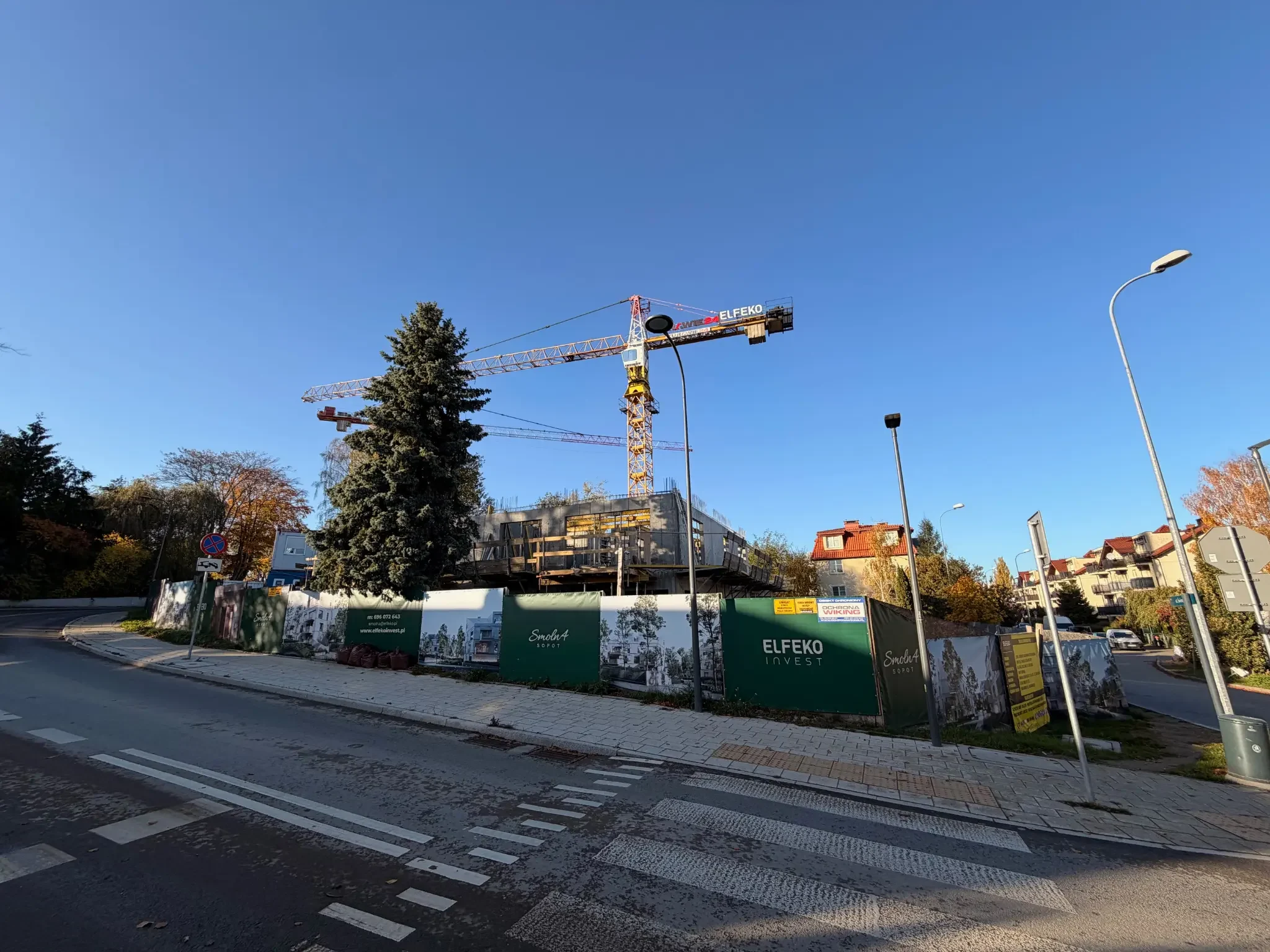 Smolna 4 in Sopot — a second view of the Elfeko construction site, with a crane and fencing bearing the development name
