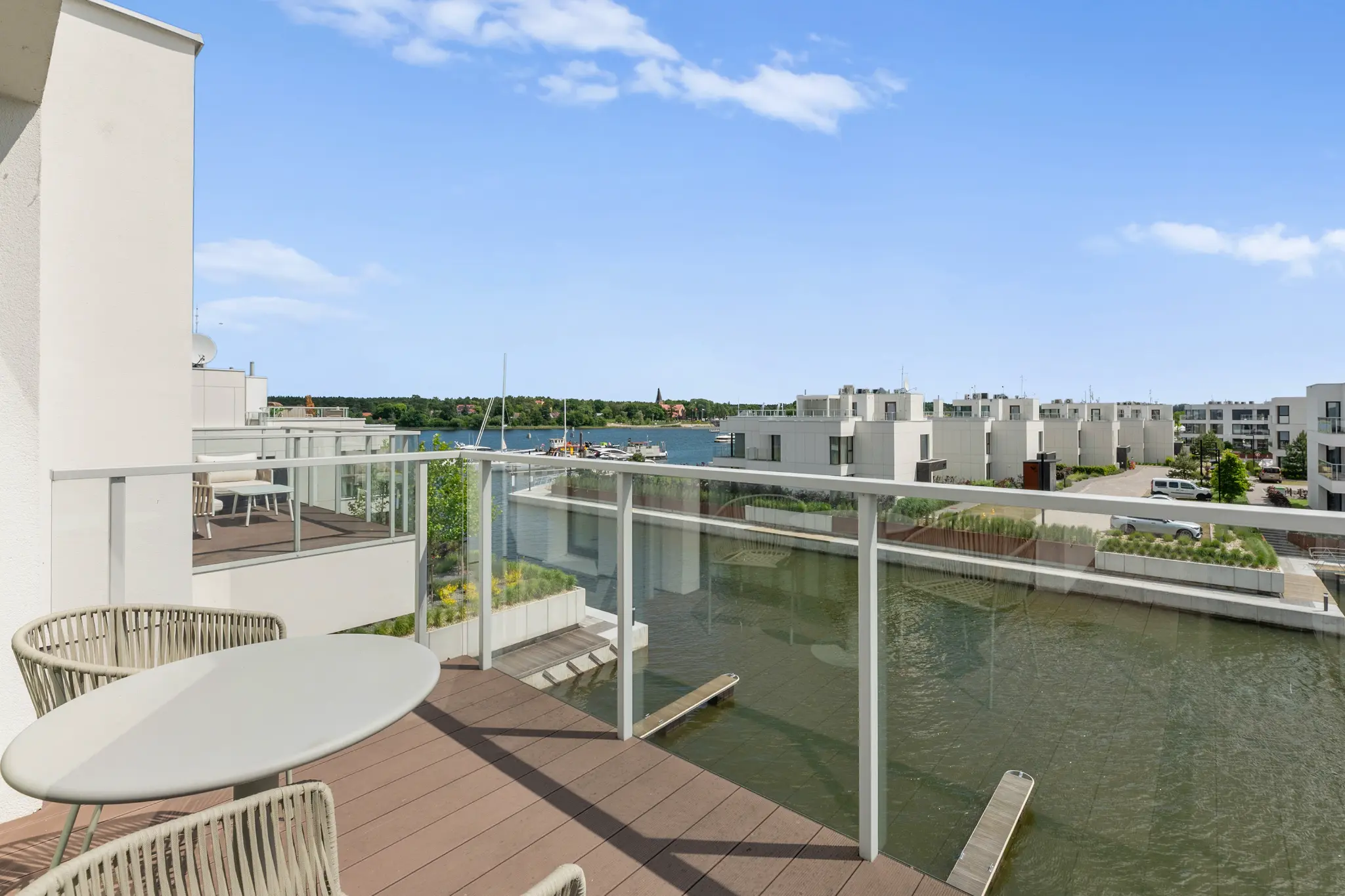 Balkon apartamentu Sol Marina ze stolikiem i widokiem na wodę