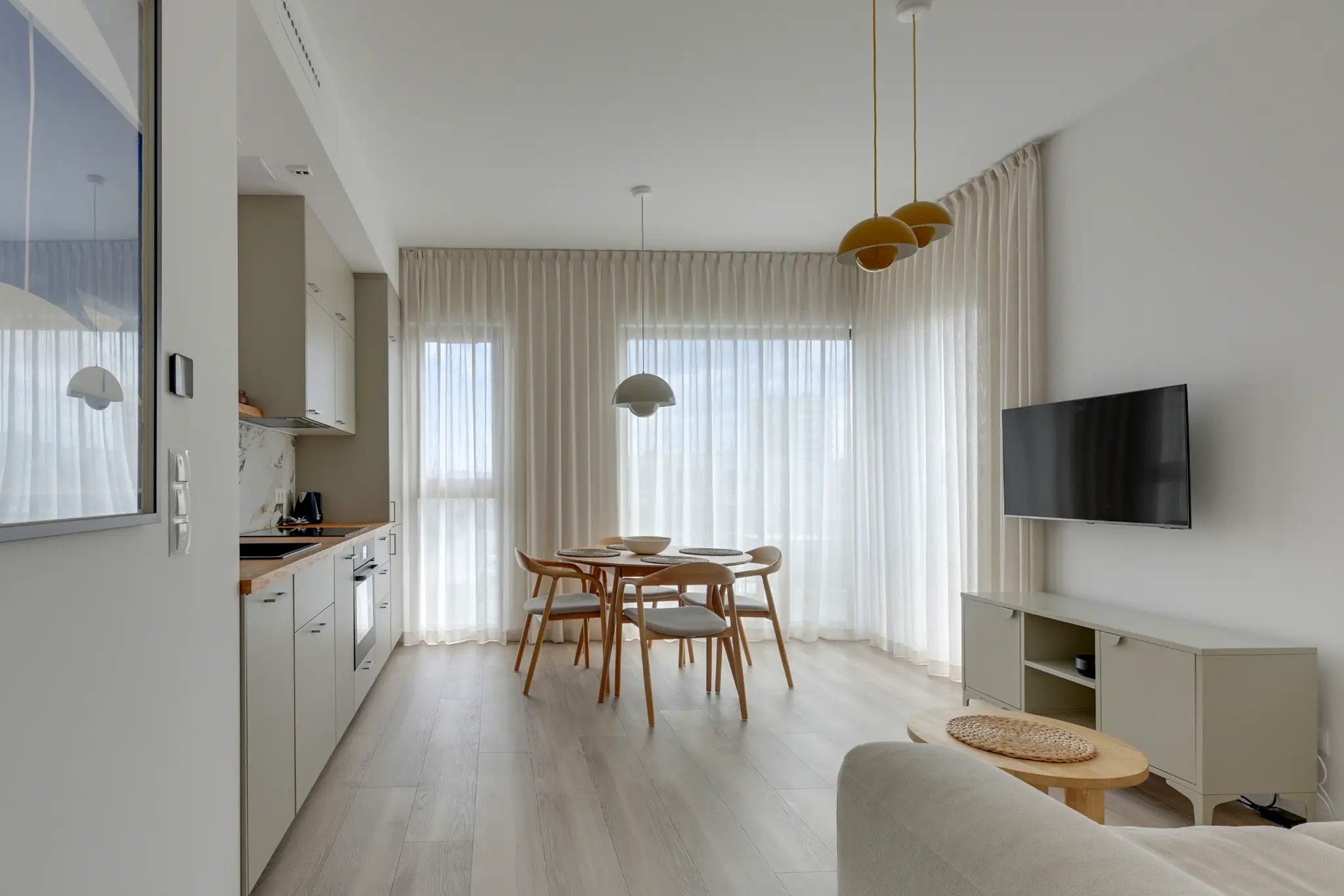Salon z aneksem kuchennym i jadalnią w apartamencie Sol Marina w obsłudze GrandRent