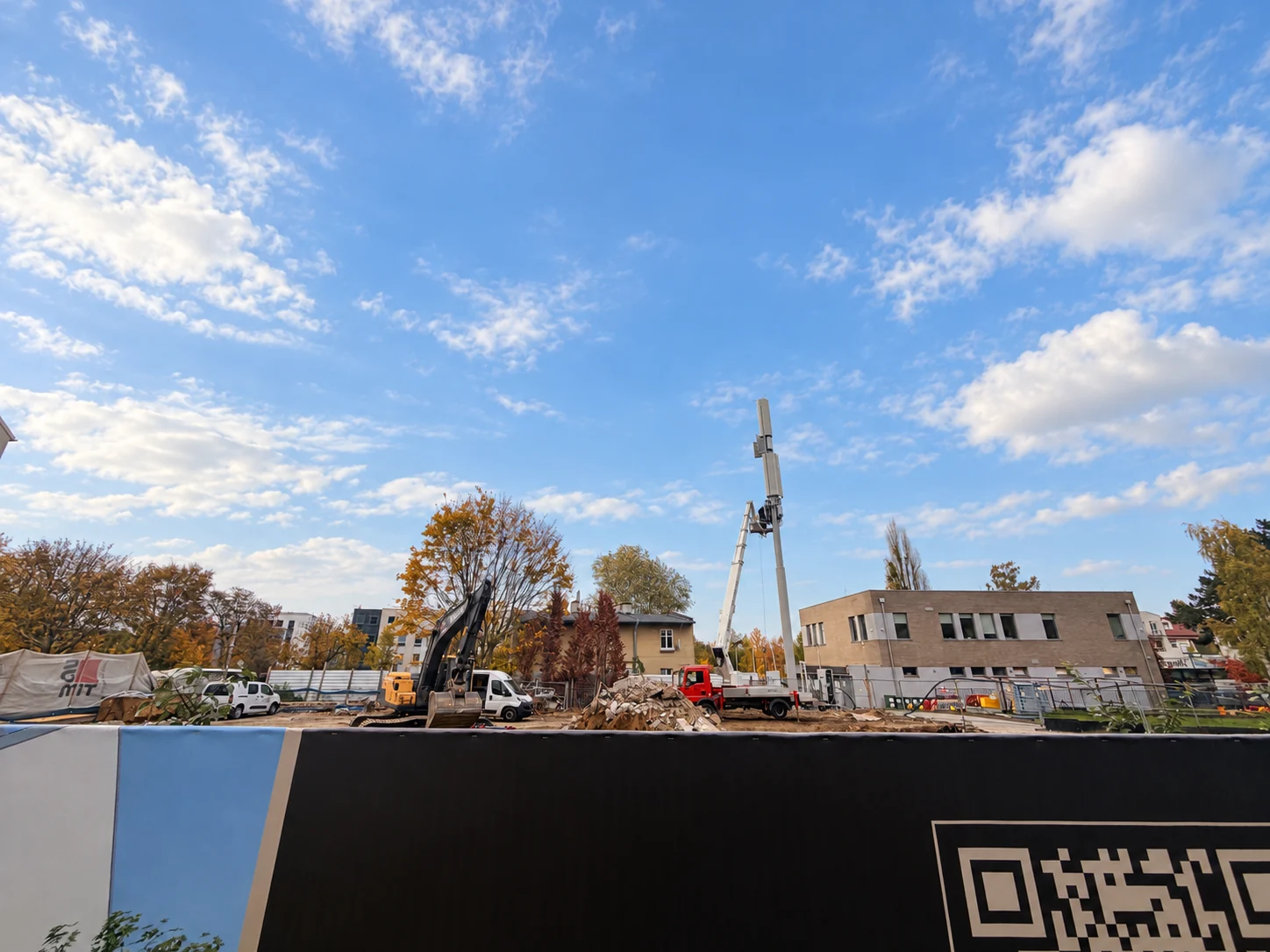 Sopot 645 Orlex MG — Baustelle und Baugerät hinter dem Zaun an al. Niepodległości