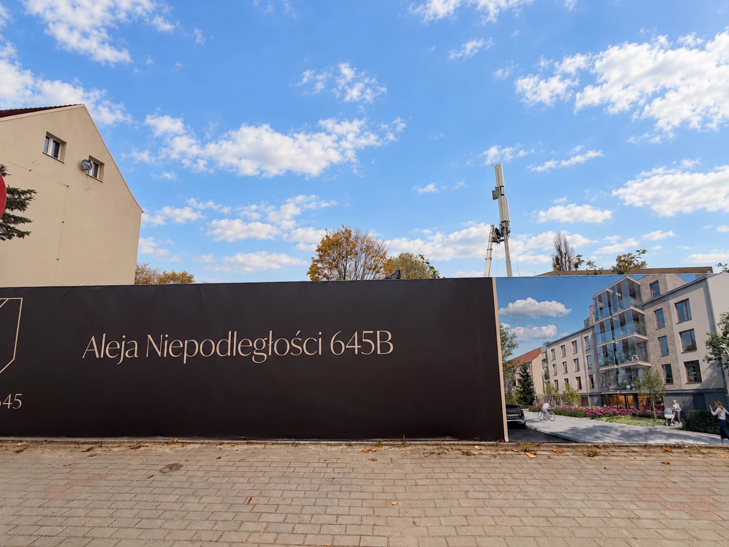 Bauzaun von Sopot 645 mit der Adresse Aleja Niepodległości 645B und der Visualisierung des Bauträgers