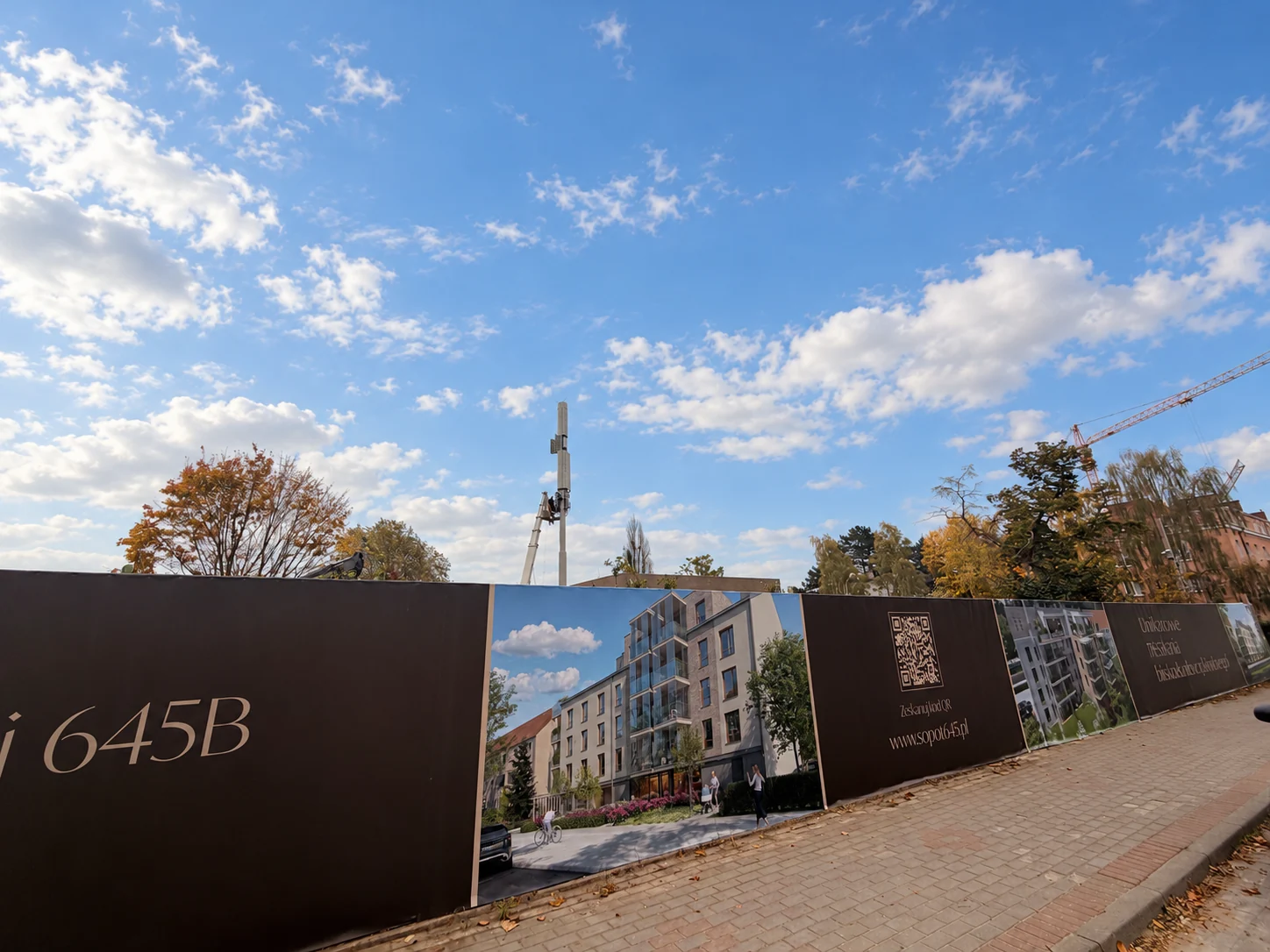 Weiterer Blick auf den Bauzaun von Sopot 645 mit Projektvisualisierungen und Projektkennzeichnung