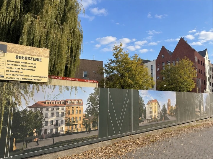 Wodopój-Gelände in Gdańsk — Zaun mit Projekttafeln, Bautafel und bestehenden Backsteingebäuden