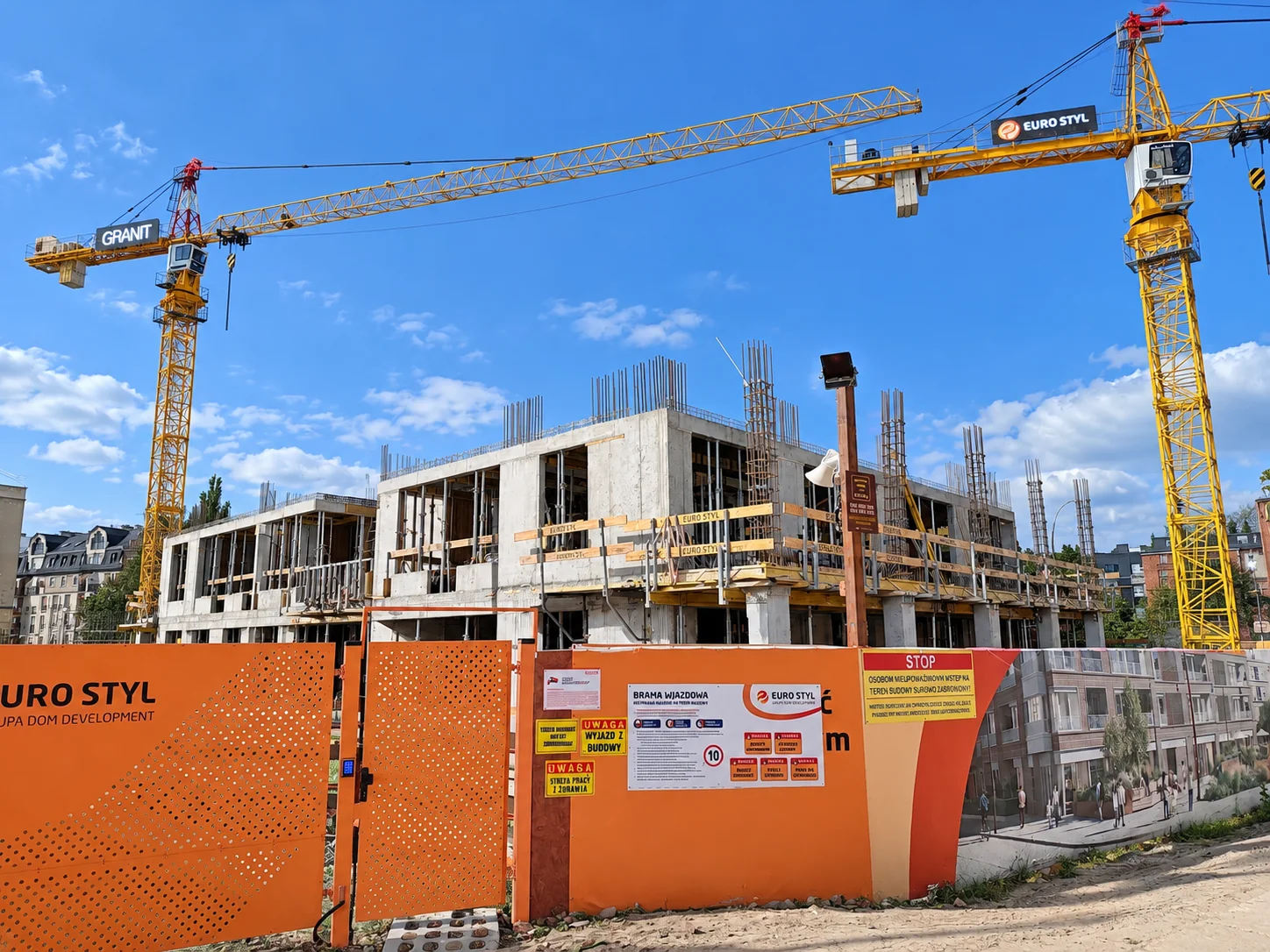 Baustelle Zajezdnia Motława — Kräne über der Gebäudestruktur und ein Tor im orangefarbenen Zaun