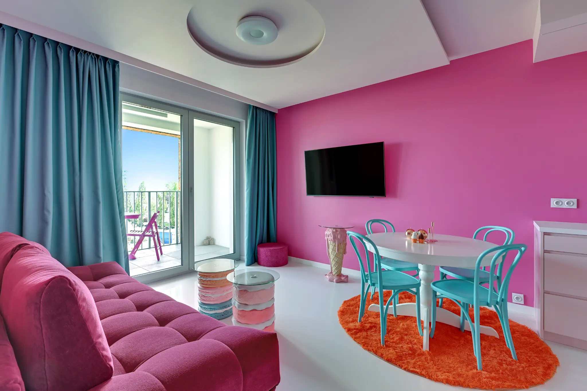 Salon z różową sofą, turkusowymi krzesłami i balkonem — Żurawie, Gdańsk