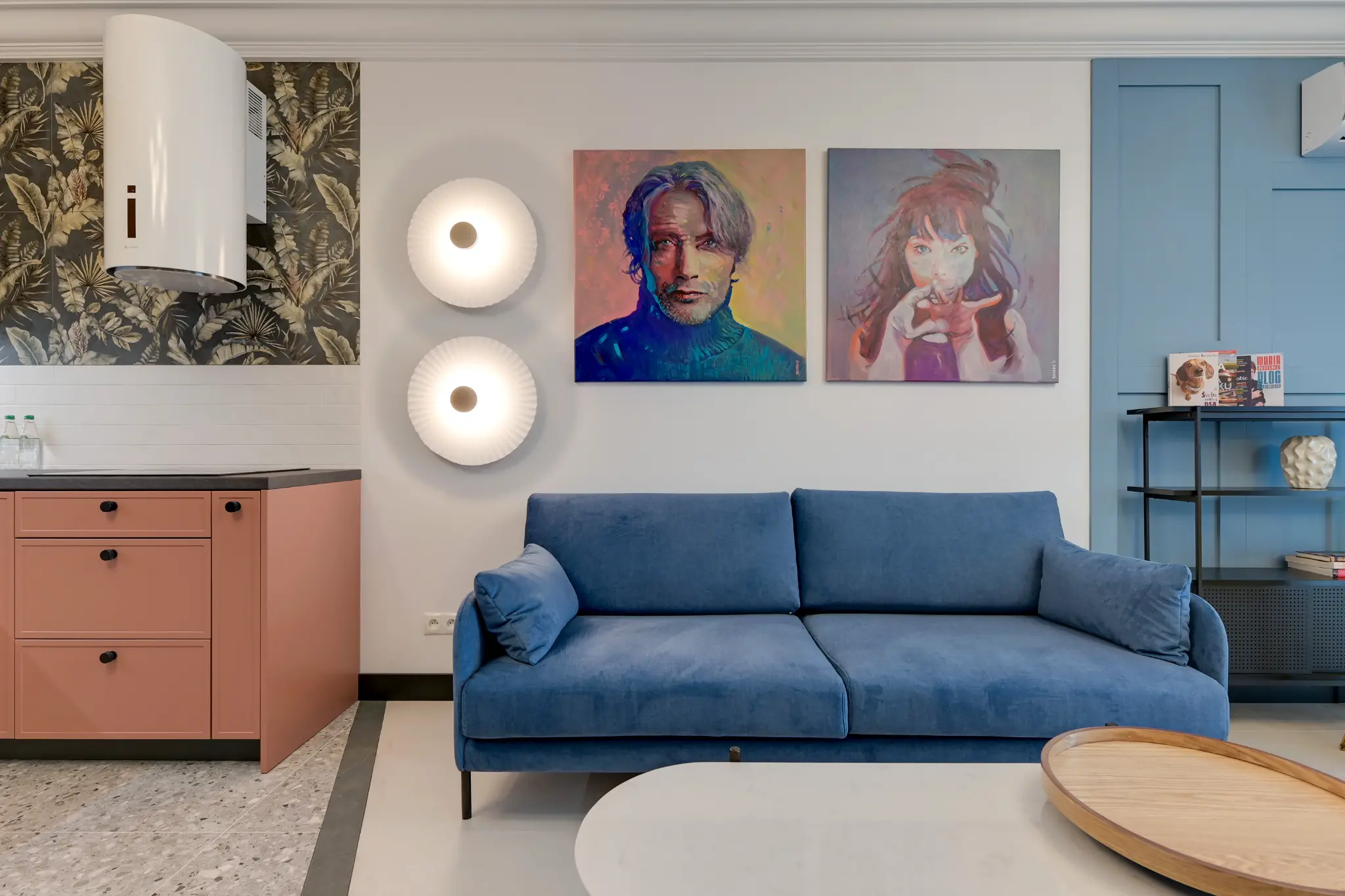 Niebieska sofa i obrazy w apartamencie — Żurawie, Gdańsk