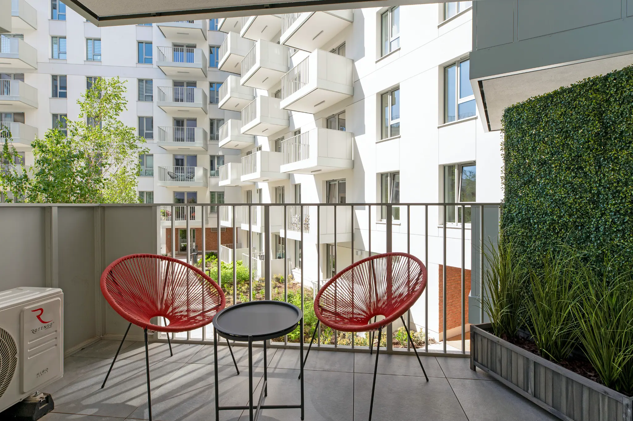 Balkon z czerwonymi fotelami i widokiem na dziedziniec — Żurawie, Gdańsk