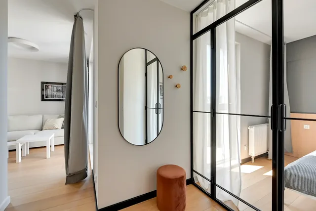 Aura 40 — przeszklenie oddzielające strefy apartamentu